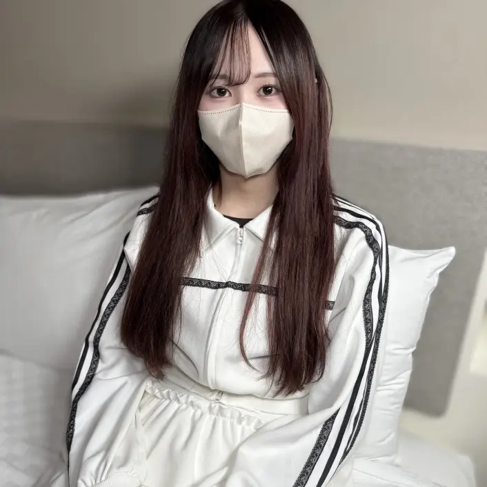 FC2-PPV-4692631 - [Instant Blowjob & Creampie] This beauty with an idol-like face has pink nipples and a big butt. She gives me an instant blowjob right at the front door, then spreads her pussy wide open. Her sexy body go