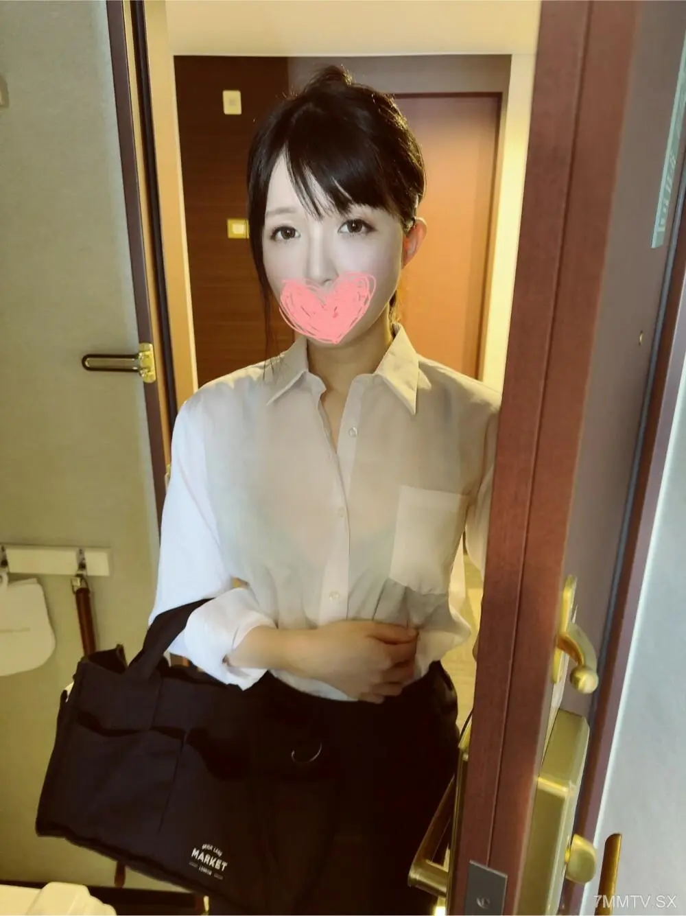 FC2-PPV-4077630 - I conducted actual negotiations at a men's business salon where actual services aren't allowed. I had sex with a reluctant therapist.